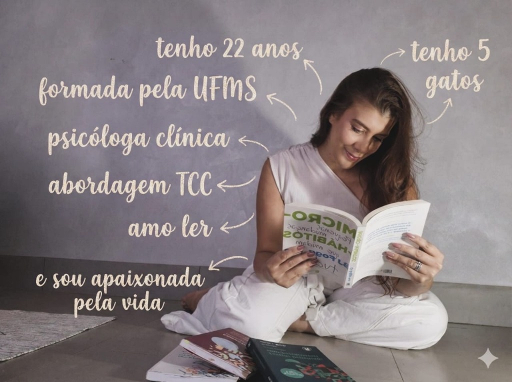Dra. Júlia sorrindo e lendo, transmitindo tranquilidade